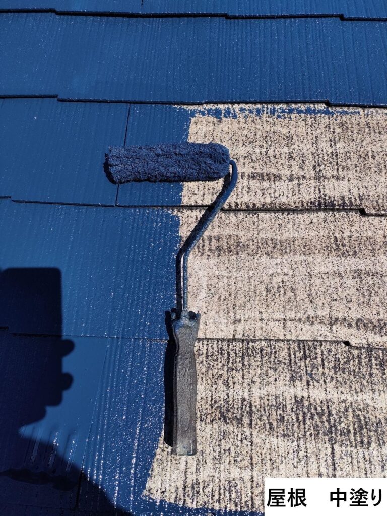 屋根の中塗りを行います。<br />
中塗りの段階で凹凸などのない平らでなめらかな下地をつくっておくことで、上塗りがきれいに塗れるため、より美しく仕上げることができます。